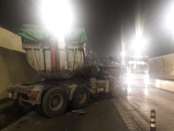 Đà Nẵng: Xe đầu kéo đâm xe tải trong hầm Hải Vân, 3 người bị thương