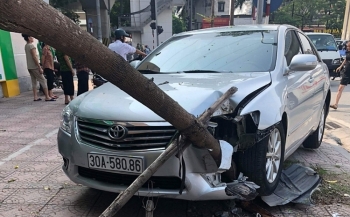 Hà Nội: Ôtô mất lái "hạ gục" hàng loạt xe máy và cây xanh