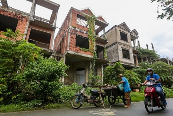 Cuộc sống tạm bợ trong khu biệt thự bỏ hoang ở Sài Gòn