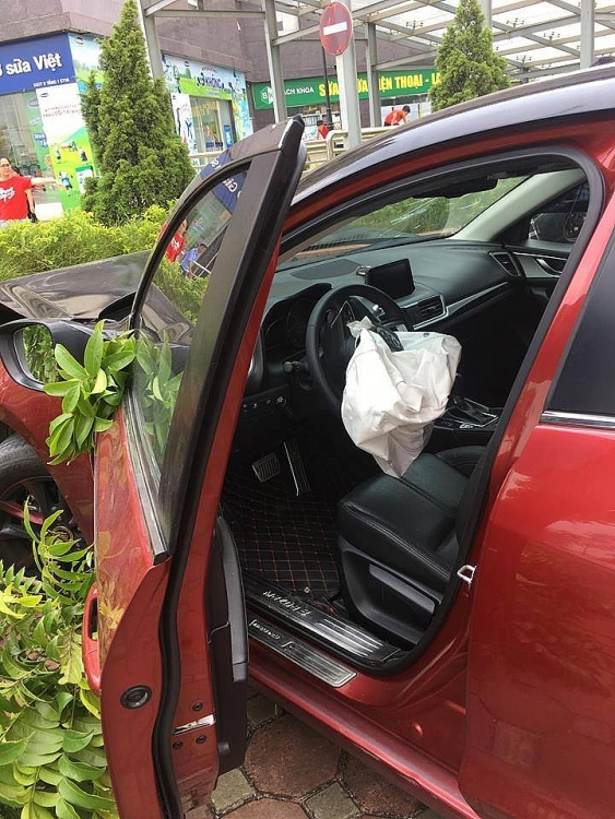 xe mazda 3 chuyen nao loan ha noi lai gay tai nan