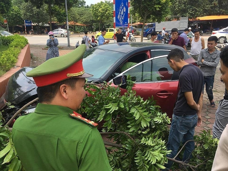 Xe Mazda 3 chuyên náo loạn Hà Nội lại gây tai nạn