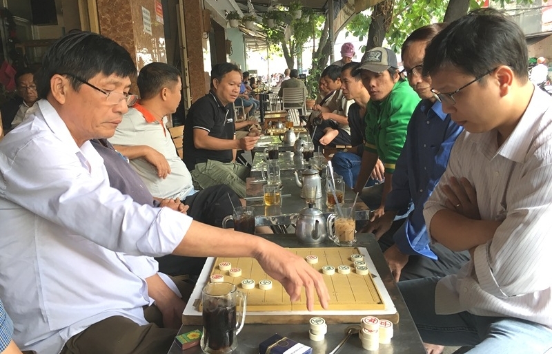 Sáng đầu năm lạnh, người Sài Gòn bàn về Luật ANM, đánh cờ bên tách cà phê nóng