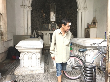 Người đàn ông sống hàng chục năm trong nhà mồ cổ giữa Sài Gòn