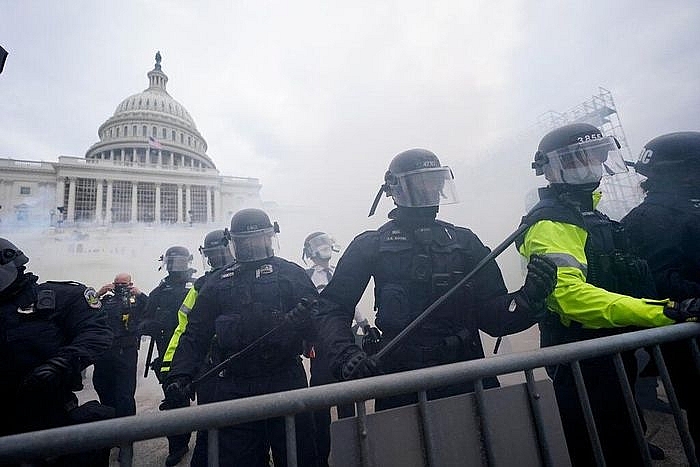 Nước Mỹ hỗn loạn: 4 người chết trong cuộc đụng độ giữa cảnh sát và những người biểu tình ủng hộ ông Trump ở tòa nhà quốc hội