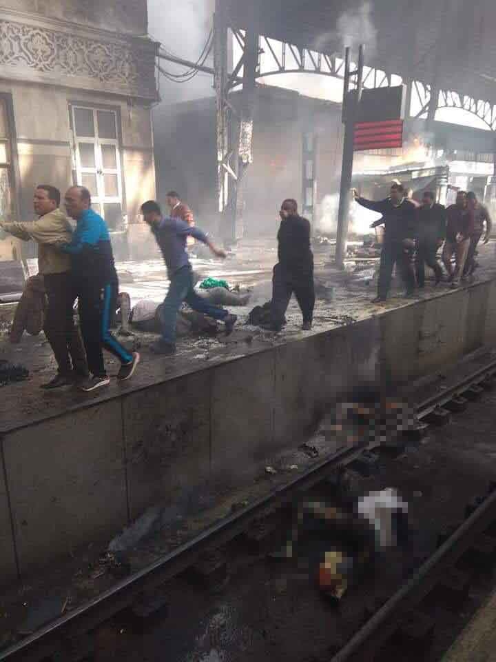 Tàu hỏa trật đường ray ở Cairo, 20 người chết