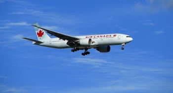 Máy bay Canada chở 170 hành khách bị chim trời tấn công