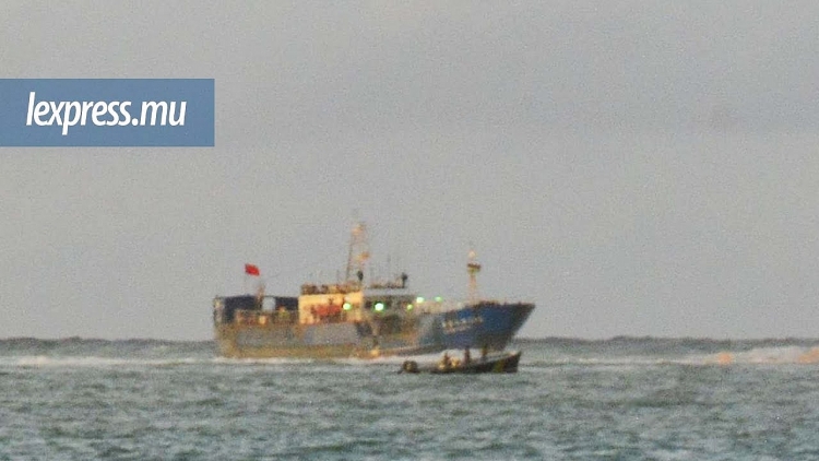 Tàu gắn cờ Trung Quốc gây tràn dầu ngoài khơi Mauritius