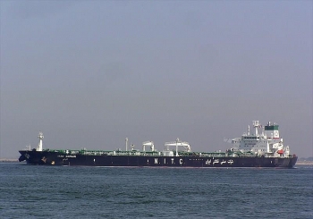 Mỹ tịch thu hàng hóa trên hai tàu chở dầu của Iran