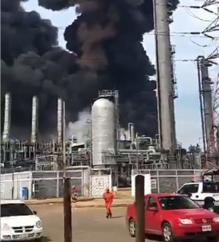 Cận cảnh vụ nổ nhà máy lọc dầu ở Mexico