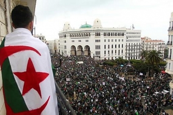 Tổng thống Algeria chấp nhận từ chức, sức ép đường phố chưa giảm