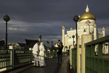 Brunei tái lập hình thức tử hình bằng ném đá với tội ngoại tình