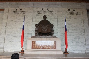 Đoạn tuyệt với Trung Quốc, Đài Loan muốn đập Đài tưởng niệm Tưởng Giới Thạch?