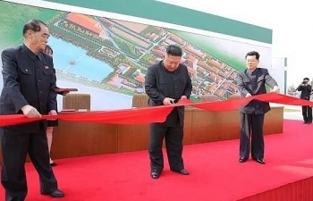 Ông Kim Jong-Un xuất hiện tại lễ khánh thành tổ hợp sản xuất phân đạm