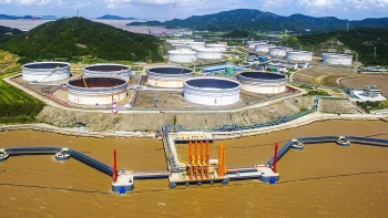 Trung Quốc tăng dự trữ dầu thô đề phòng dịch Covid-19 tái bùng phát