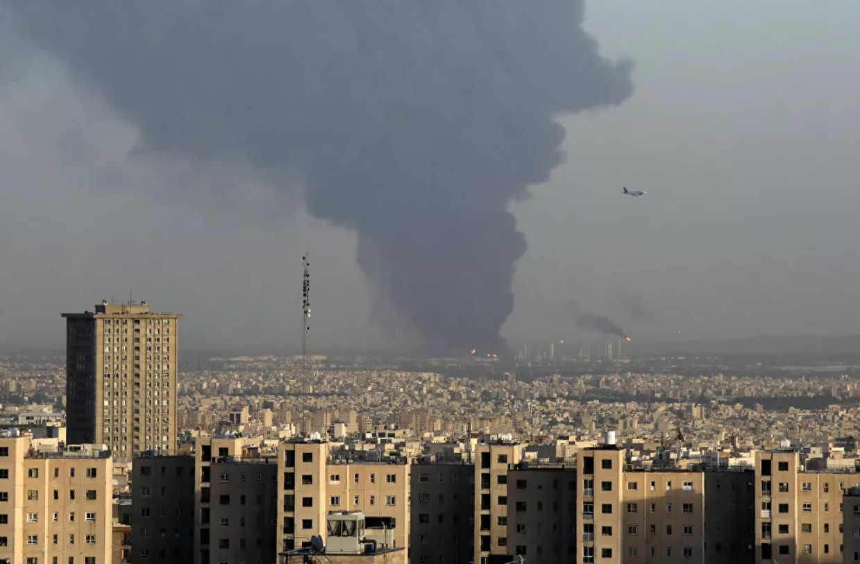 Hình ảnh vụ cháy nhà máy lọc dầu ở Tehran