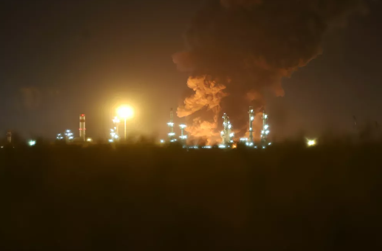 Hình ảnh vụ cháy nhà máy lọc dầu ở Tehran