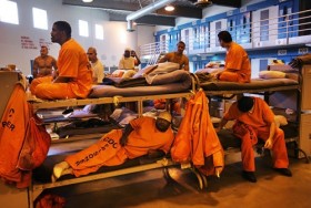 Mỹ: 30.000 tù nhân tuyệt thực