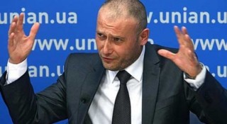 Chính quyền Ukraina bị “trên đe dưới búa”