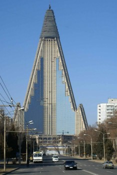 Thách thức phương Tây, Triều Tiên xây nhà chọc trời