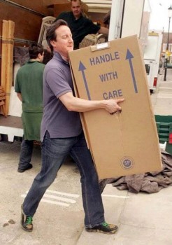 Hình ảnh gây sốt: Cựu Thủ tướng Anh dọn nhà