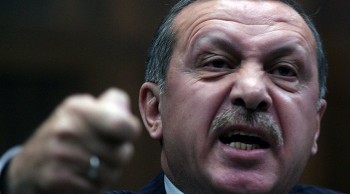 Erdogan thoát chết trong gang tấc khi nổ ra đảo chính