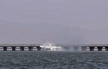 Trung Quốc: Thủy phi cơ đâm chân cầu, 5 người thiệt mạng