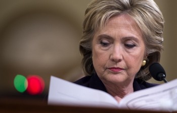 WikiLeaks tung “hàng độc” đúng lúc bà Hillary chọn phó tướng