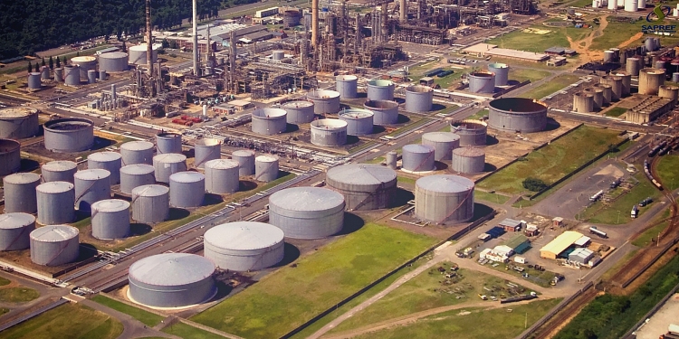 Nhà máy lọc dầu lớn nhất Nam Phi tuyên bố bất khả kháng do bạo động xã hội