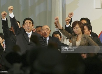 Vợ Thủ tướng Abe biểu tình... chống chính phủ