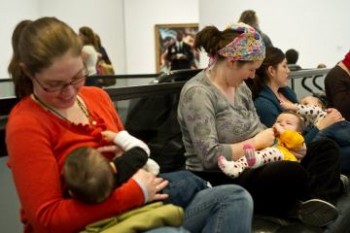 Mỹ bắt buộc công sở phải có chỗ mẹ cho con bú