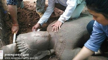 Phát hiện một bức tượng bí ẩn tại Campuchia