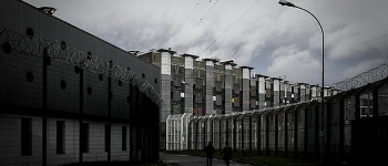 Tù nhân thứ 11 tự tử trong nhà tù lớn nhất châu Âu