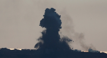 Israel bất ngờ tấn công hơn 140 địa điểm ở Dải Gaza