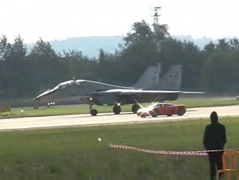Màn đua ngoạn mục giữa xe Lamborghini và máy bay chiến đấu Nga