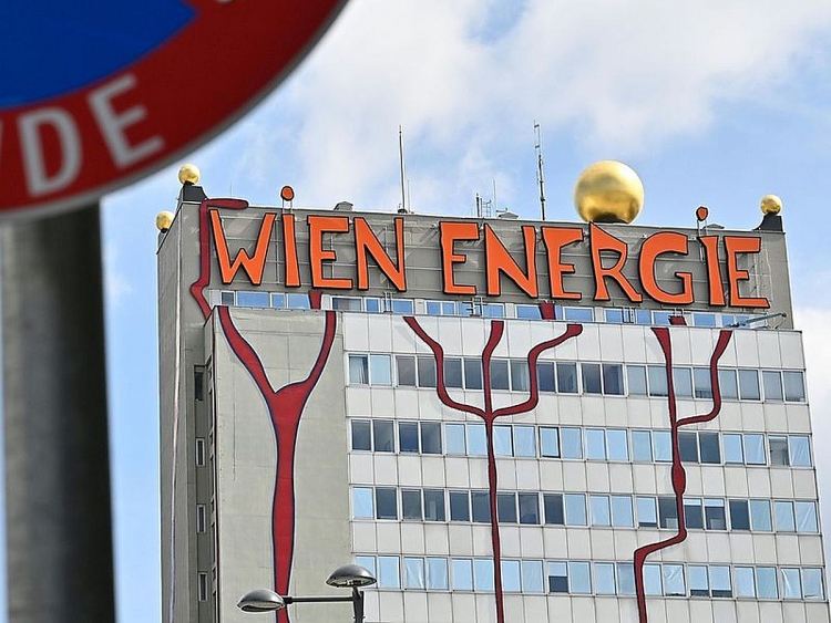Áo “cấp cứu” công ty năng lượng lớn nhất nước