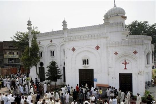 Đánh bom tự sát ở nhà thờ, 170 người thương vong