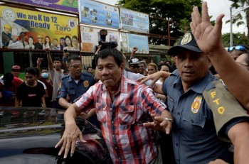 Tổng thống Philippines thoát chết trong vụ đánh bom tối qua