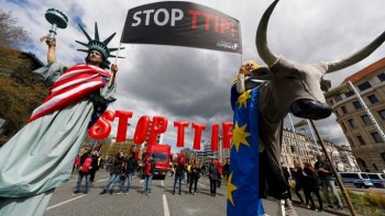 Châu Âu vứt bỏ chiếc bánh vẽ của Mỹ