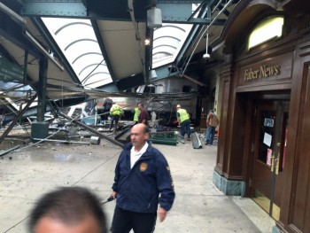 Tàu hỏa đâm sập nhà ga, hơn 100 người thương vong