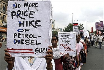 Ấn Độ: Biểu tình phản đối giá nhiên liệu trên khắp cả nước