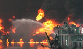 Trung Quốc: Nổ tàu chở dầu, 7 người chết