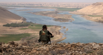 Mỹ đang làm gì ở bờ đông sông Euphrates, Syria?