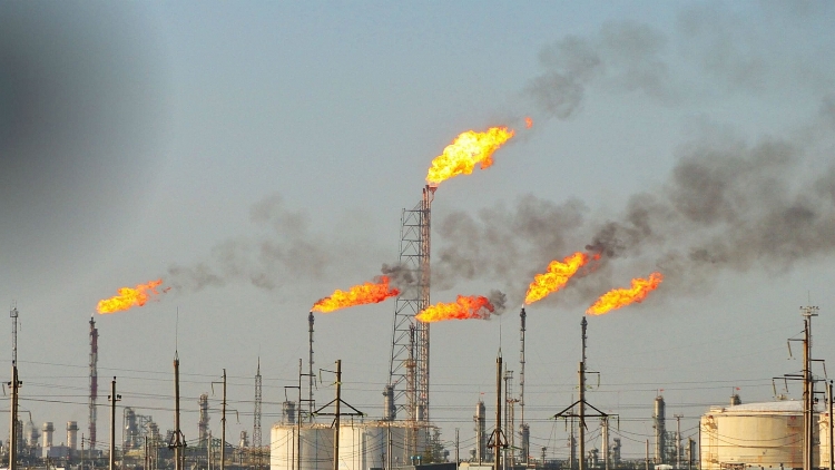 Các quốc gia dầu khí lãng phí 82 tỷ USD khí đốt bỏ mỗi năm