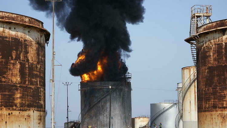 Cháy lớn tại một nhà máy lọc dầu ở Li băng