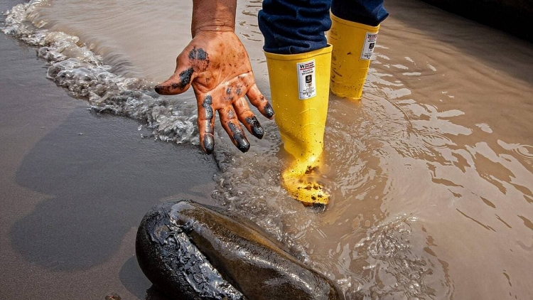 Ecuador: Rò rỉ đường ống dẫn dầu làm ô nhiễm một con sông ở Amazon