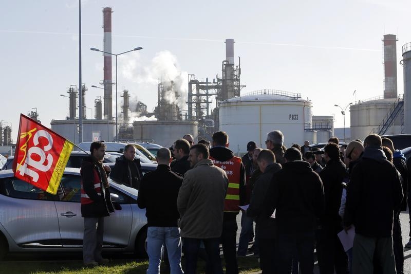 Toàn cảnh cuộc đình công của công nhân các nhà máy lọc dầu ở Pháp