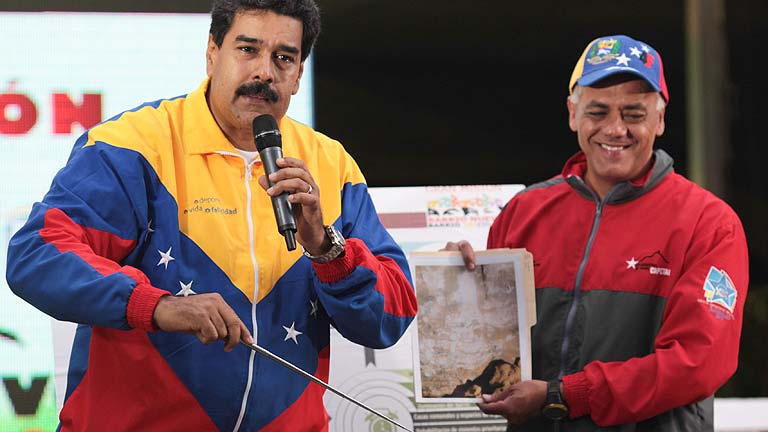 Maduro afirma que el rostro del fallecido Chávez ha aparecido en una pared del metro de Caracas