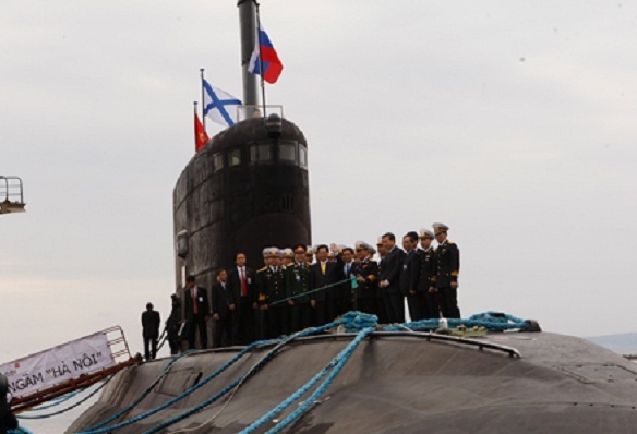 7h sáng nay, tàu ngầm Kilo Hà Nội tới quần đảo Trường Sa