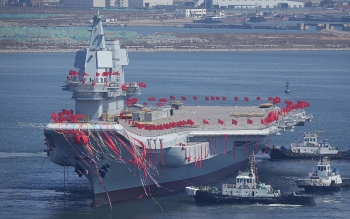 Trung Quốc hạ thủy tàu sân bay tự đóng đầu tiên