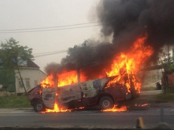 Sau tai nạn, xe khách bốc cháy dữ dội